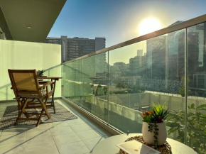 HiGuests - Snug 1BR With Balcony Steps From the Canal